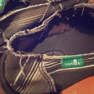 Size 11 boys striped SANUK “the flip flop shoe”